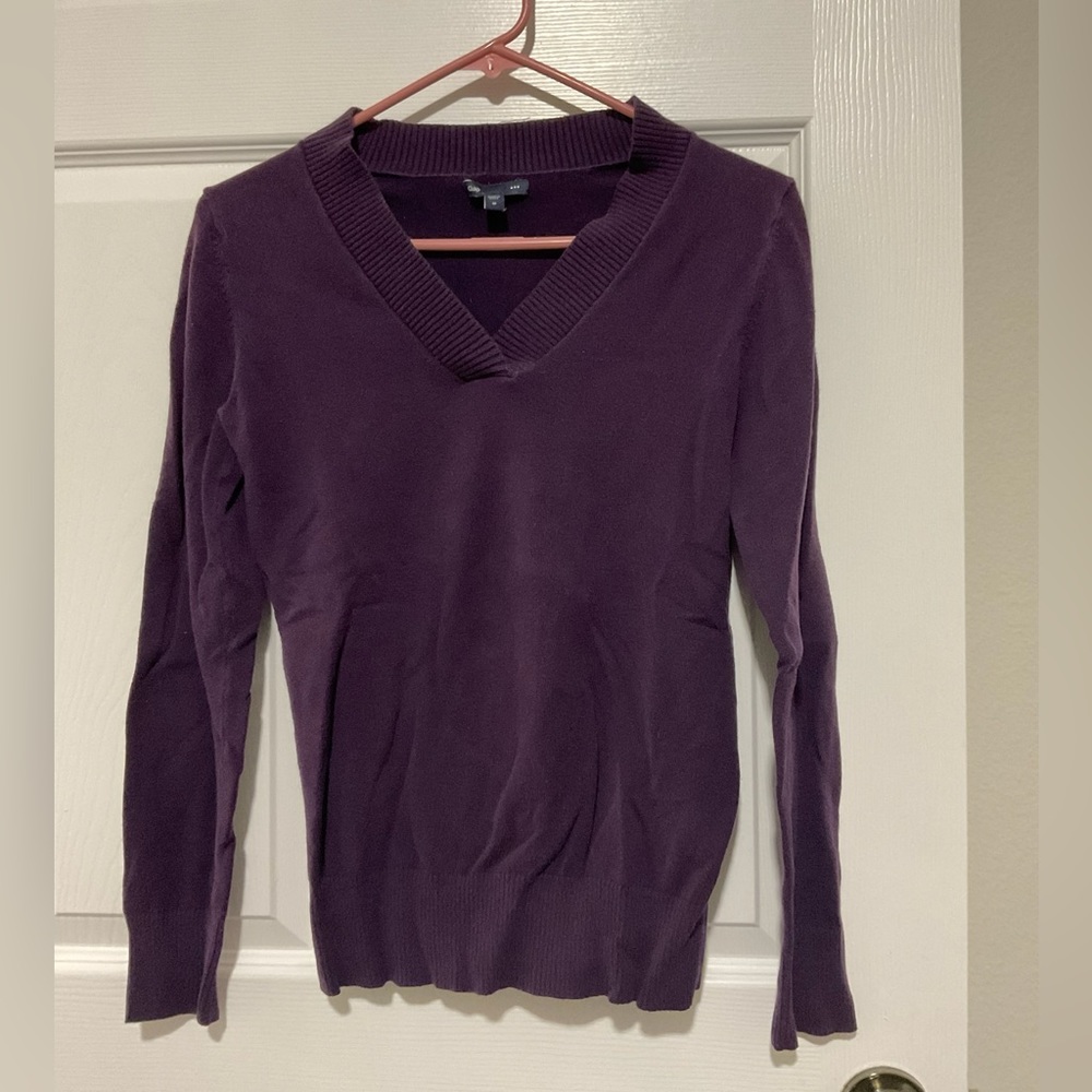 Gap purple long-sleeve v-neck, women’s M